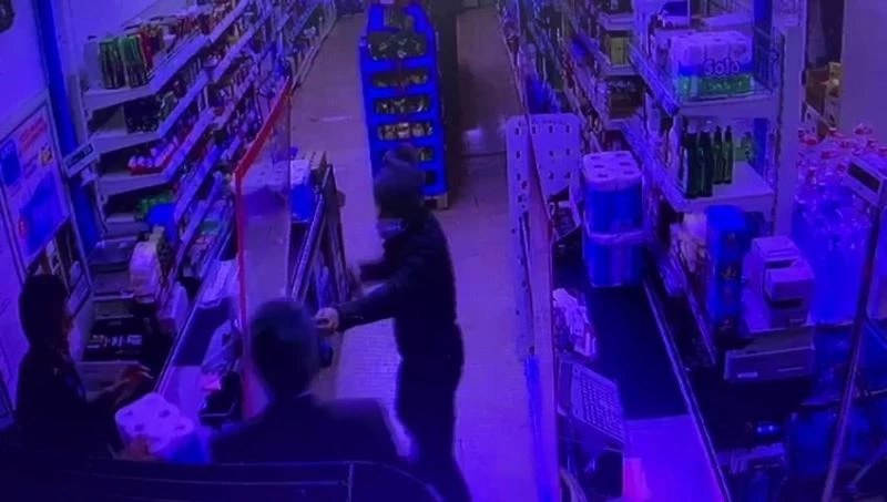 Diyarbakır’da marketteki müşteri, silahlı soygunu önledi
