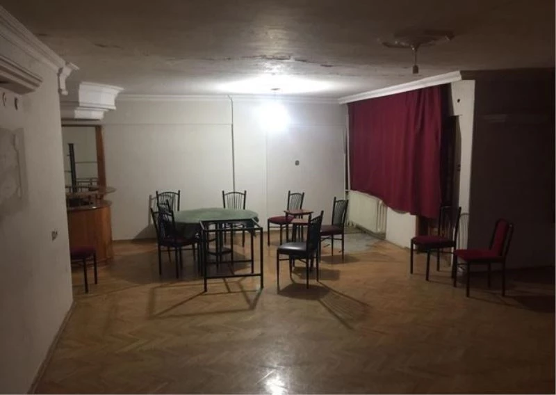 Evi açık eğlence mekanına çevirdiler, kumar oynarken yakalandılar
