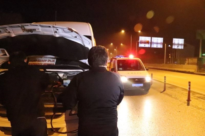 Kısıtlamada yolda kalan şoförün imdadına polis ekipleri yetişti
