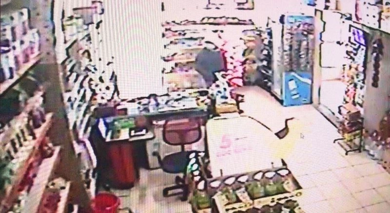 Biri oyaladı, diğeri çaldı
