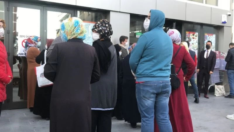 (Özel) İndirimli tencere tabak için sosyal mesafe kuralları hiçe sayıldı

