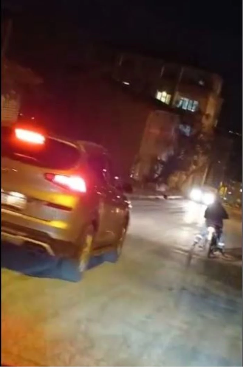 Alkollü olduğu iddia edilen motosikletlinin tehlikeli yolculuğu kamerada
