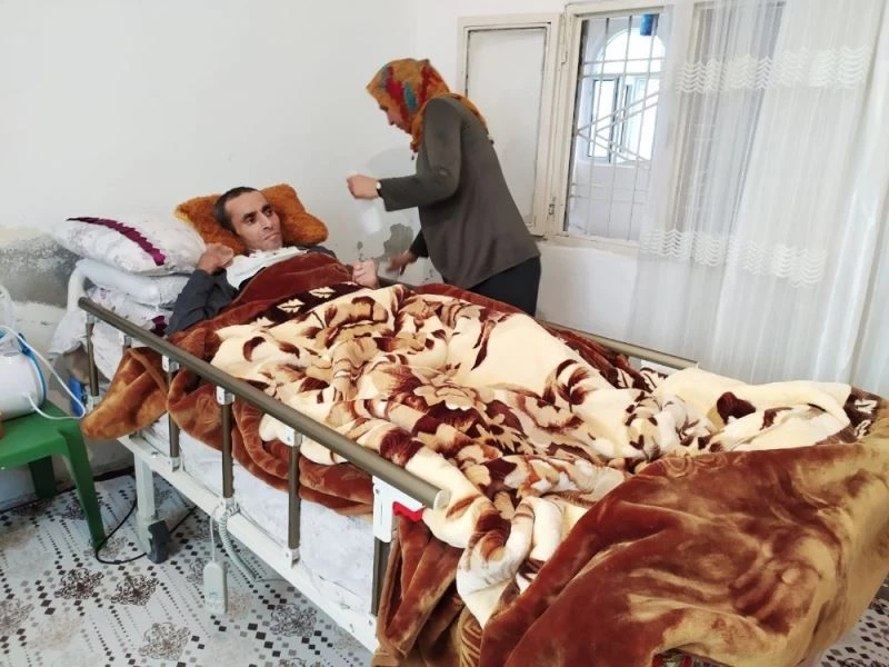 Yatalak eşi ve 5 çocuğuna bakıyor, kendilerine uzanacak yardım elini bekliyor
