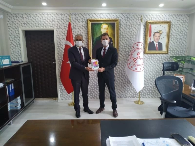 Yunak’ta hayırsever iş adamından tablet desteği
