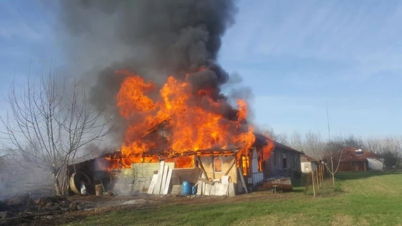 Sakarya’da marangozhane alev alev yandı
