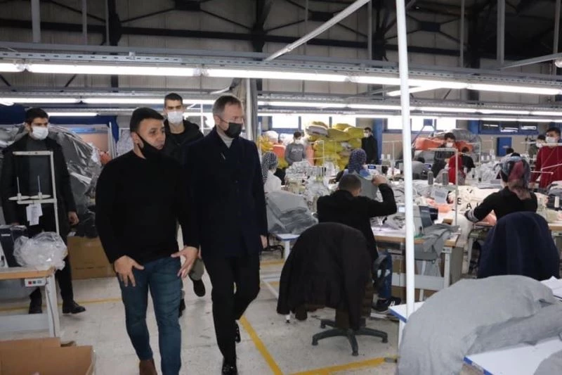 Hizan Kaymakamı Yelek, tekstil atölyesini ziyaret etti
