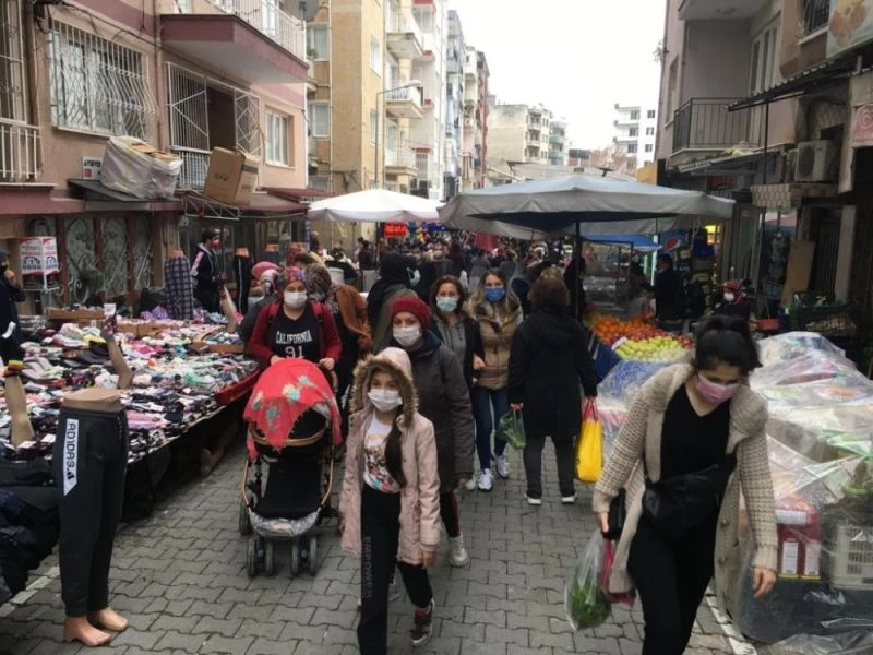 Sosyal mesafe, yılbaşı alışverişine yenik düştü
