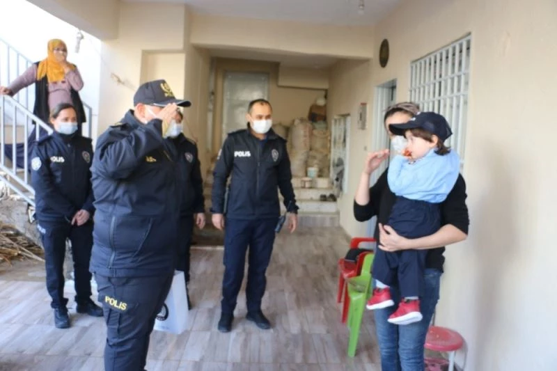 Polisliğe olan sevgisini CİMER’den anlatan küçük Mert’e polislerden pastalı sürpriz
