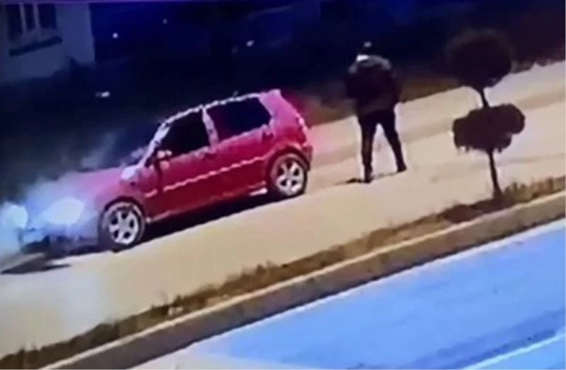 Bolu’da arıza yapan otomobilin yanma anı güvenlik kamerasında
