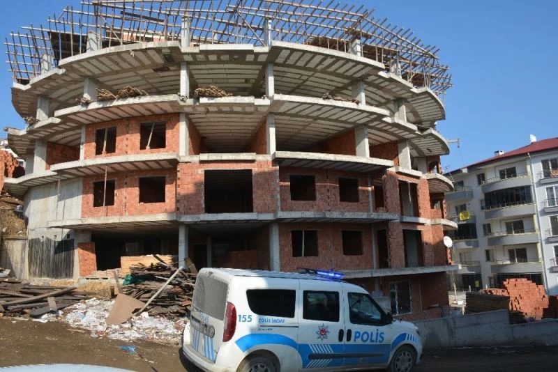 Sinop’ta iskeleden düşen kalıp ustası yaralandı
