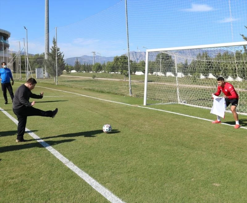Antalyasporlu futbolcu Jahovic, Dünya Engelliler Günü