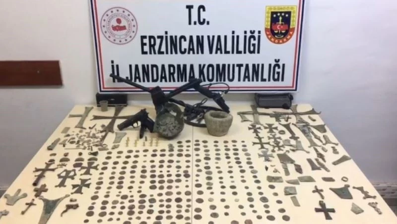 Erzincan’da Roma ve Bizans dönemine ait 351 adet sikke ile 166 adet tarihi obje ele geçirildi
