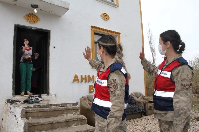 Mehmetçik’ten işaret diliyle anlamlı mesaj, vefalı sürpriz
