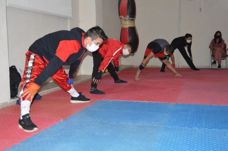 Ağrılı kick boksçular milli sporcu olmak için ter döküyor
