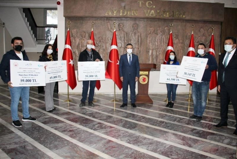 Vali Aksoy, 5 engelliye hibe çeklerini teslim etti
