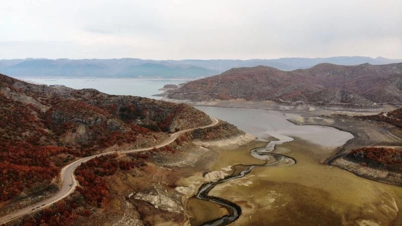 Barajda su seviyesi düştü, kayalık ortaya çıktı
