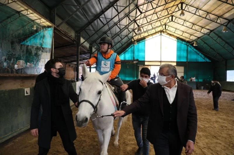 Otizmli çocuklar Beykoz’da Mustafa Ceceli ve atla terapiyle buluştu

