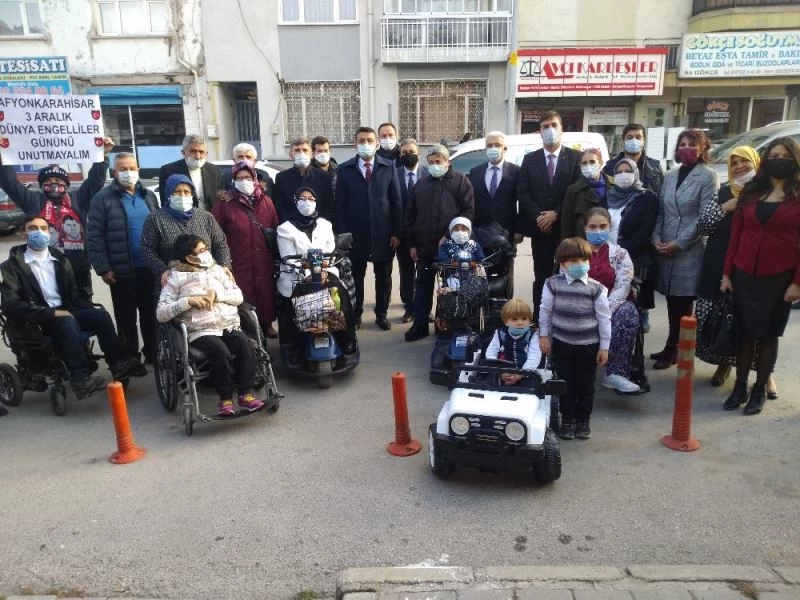 Afyonkarahisar’da engelli 4 bireye akülü araç hediye edildi
