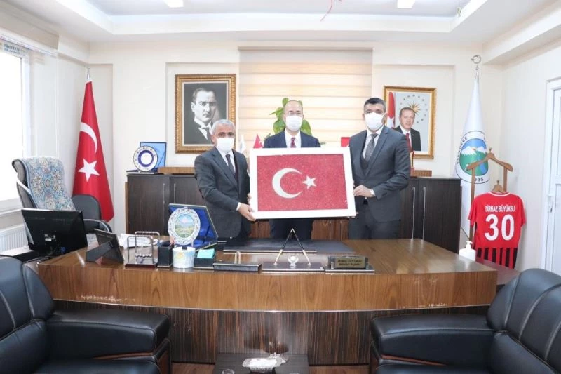 Başkan Büyüksu’ya eğitime destek plaketi
