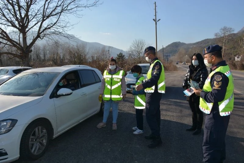 Bu kez öğrenciler araçları durdurup maske, mesafe ve hijyen uyarısı yaptı
