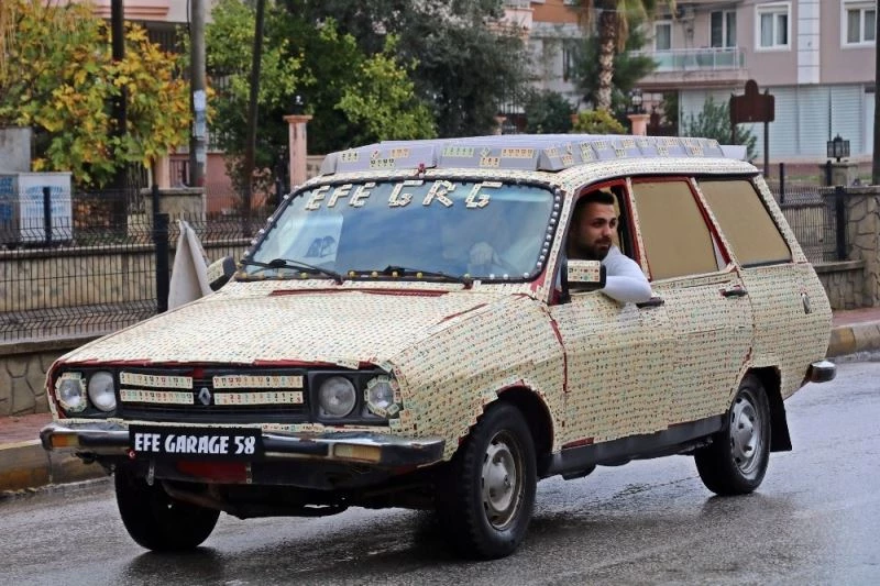 Oyunda iddiayı kaybetti, aracını 11 bin okey taşıyla kaplayıp trafiğe çıktı
