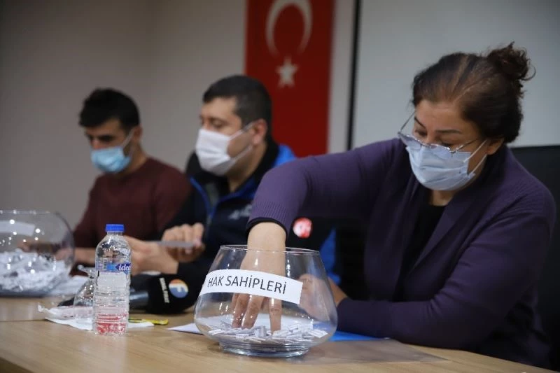 Elazığ’da 341 depremzede daha çekilen kurayla evlerine kavuştu
