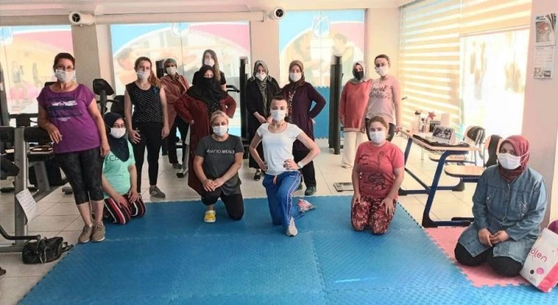 Yunusemreli kadınlar pandemi kurallarına uyarak spor yapıyor
