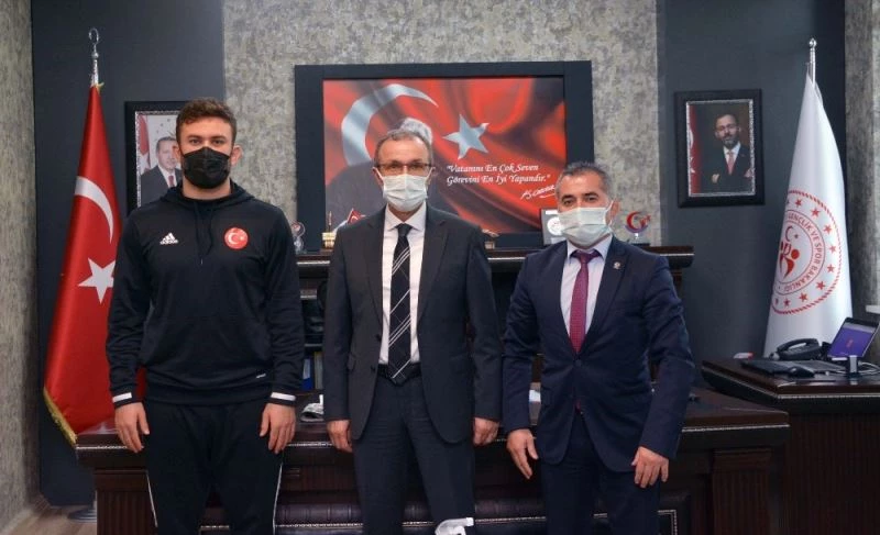 Şampiyon güreşçiden İbanoğlu’na ziyaret
