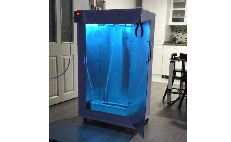 Öğretmen öğrencisiyle kafa kafaya verip dezenfektan dolabı yaptı
