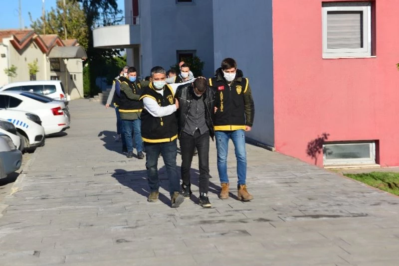 Karı koca ve kız kardeş, çiftçinin çıplak videosunu çekip şantaj yaptı
