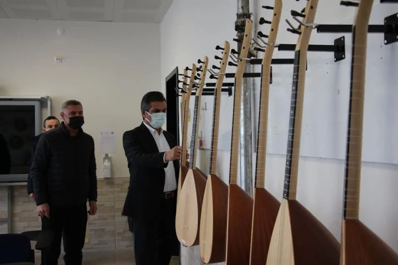 Müzik aletleri öğrencilerin ellerinde ses bulmayı bekliyor
