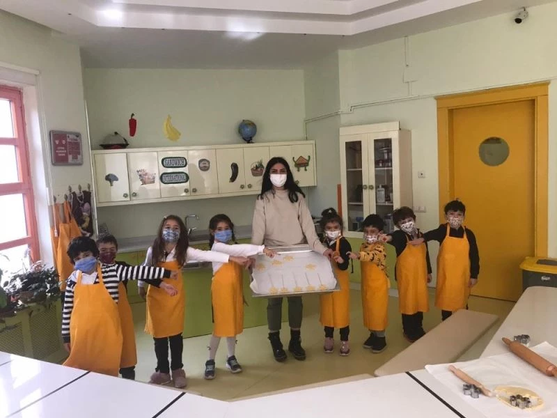Minik GKV’liler dilek kartı hazırlayıp kurabiye yaptı
