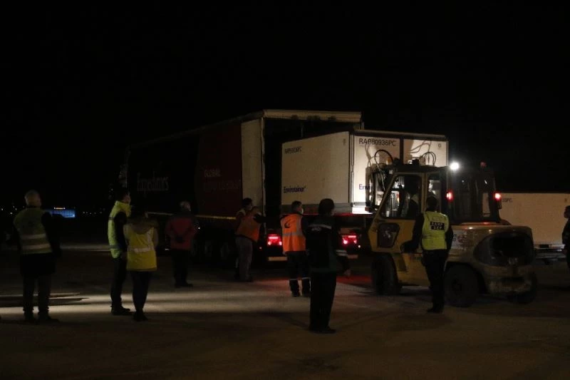 Çin’den Ankara’ya gelen aşılar depolara taşındı
