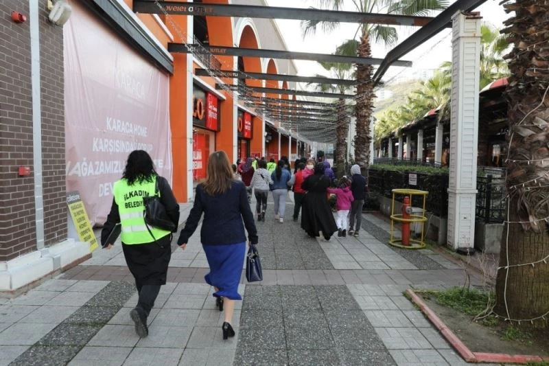 Hayırsever çiftten ihtiyaç sahiplerine yardım
