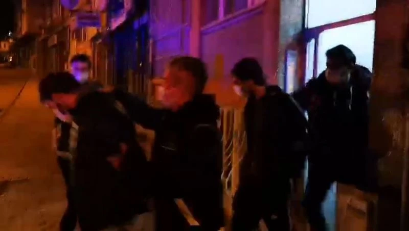 Bursa’da uyuşturucu baskınına giden narkotik timlerine alkışlı destek
