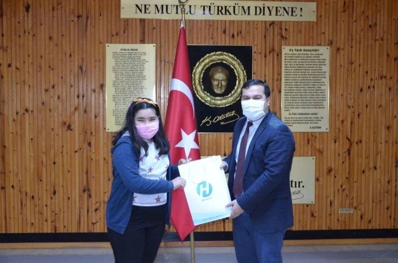 Çamlıyayla’da öğrencilere tablet dağıtıldı
