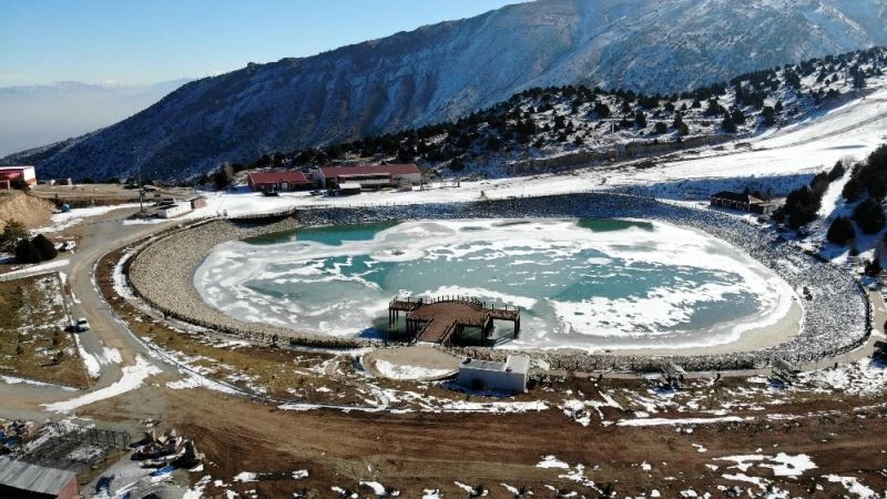 Buz tutan Ergan Dağı kartpostallık görüntü oluşturdu
