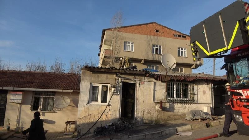 (Özel) Arnavutköy’de gecekonduda çıkan yangın paniğe neden oldu
