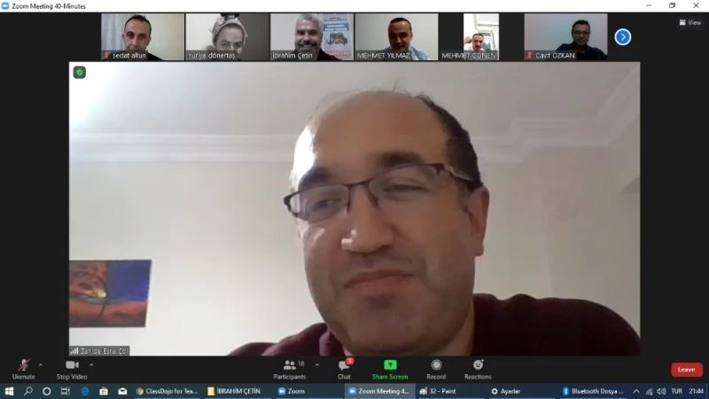 Öğretmen olan başkandan meslektaşlarına online sürpriz
