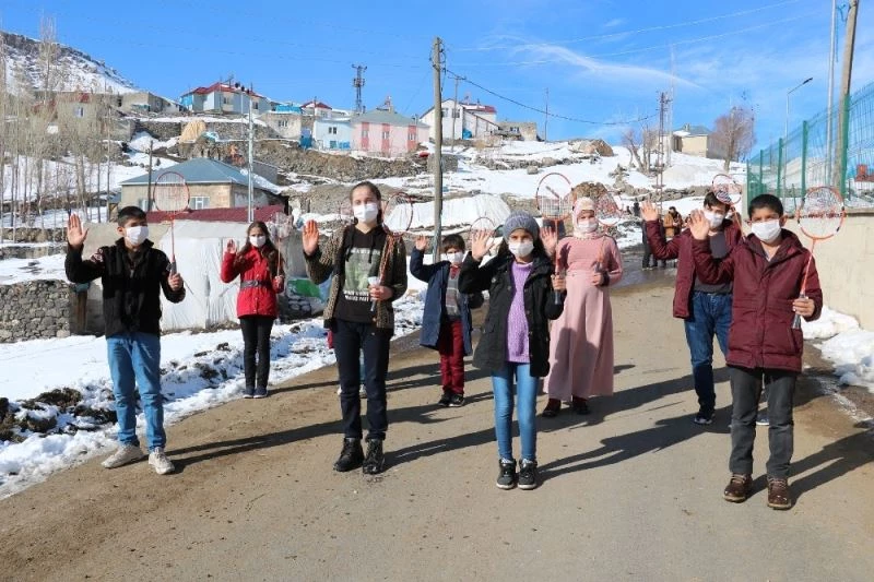 Ağrı’da “Orda Bir Köy Var Uzakta Projesi” kapsamında öğrencilere spor malzemesi hediye edildi
