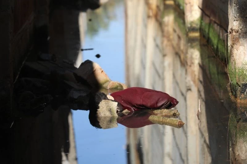 Mersin’de yarısı suya gömülmüş halde erkek cesedi bulundu
