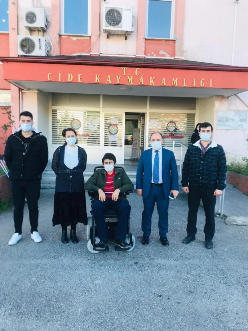 Cide Kaymakamlığı, ihtiyaç sahibi engelli vatandaşa akülü araç verdi
