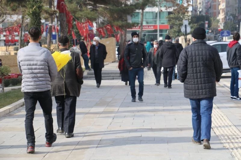 Elazığ’da vatandaşlar depremsiz ve salgınsız bir yıl diledi
