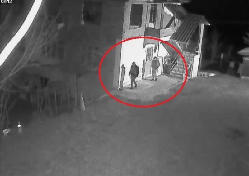 Evi ateşe verirken güvenlik kamerasına yakalandılar, serbest kaldılar
