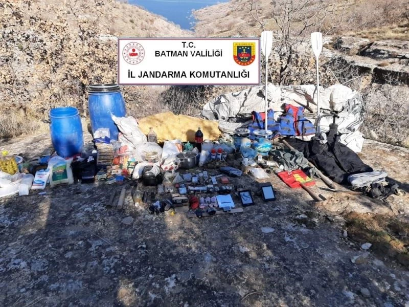Batman’da araziye gizlenmiş vaziyette patlayıcı ve kol saati ile hazırlanmış anahtar düzeneği ele geçirildi
