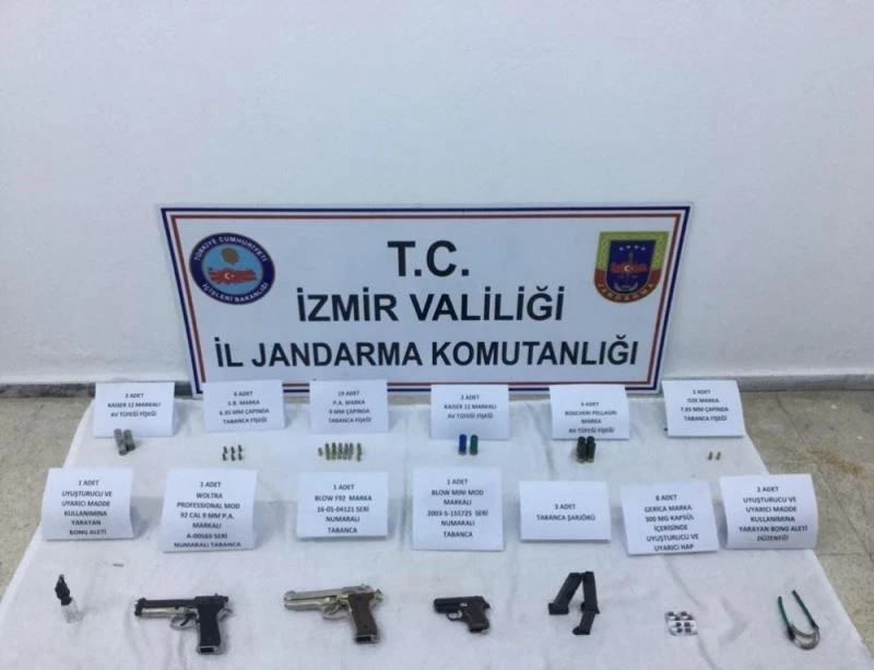 Şüpheyle durdurulan şahsın üzerinden uyuşturucu, evinden de tabancalar çıktı
