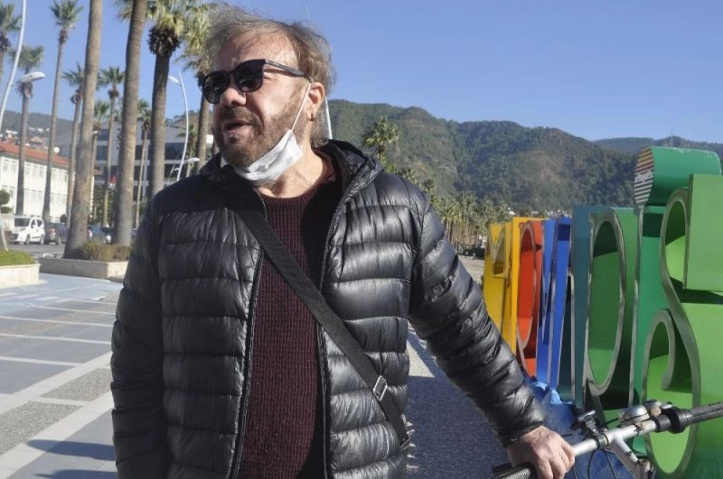 Ünlü sanatçı Atasoy, 