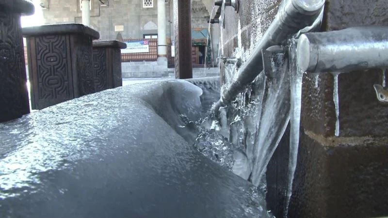 Erzurum’da eksi 20 ye kadar düşen hava sıcaklığı buz tutturdu
