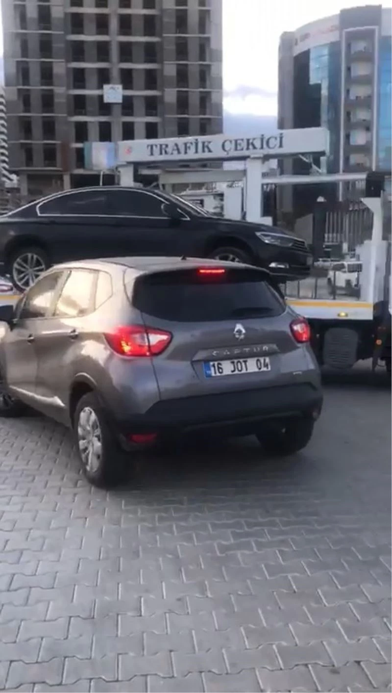 Bursa’da öfkeli öğretmen polislere hakaret etti, aracını üzerlerine sürdü
