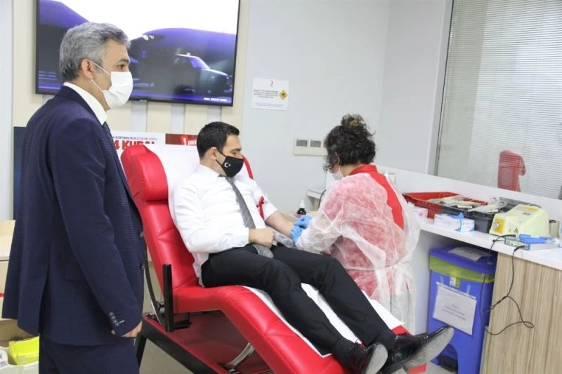 Odunpazarı İlçe Milli Eğitim Müdürlüğü yöneticilerinden kan bağışı
